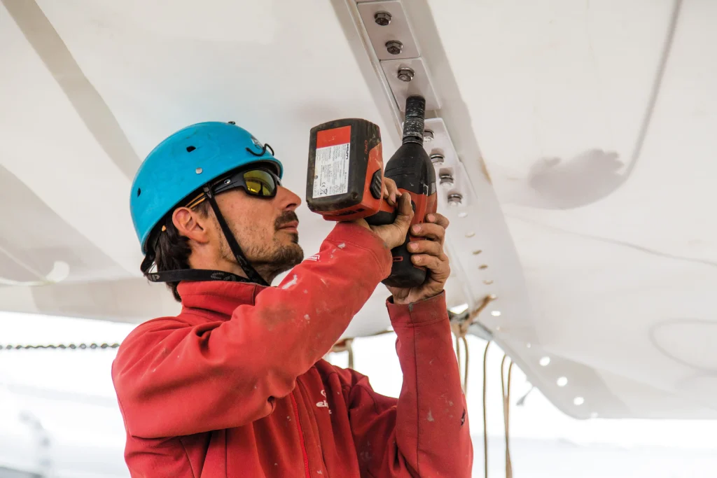 Équipe de techniciens ACS Production en intervention sur une structure textile