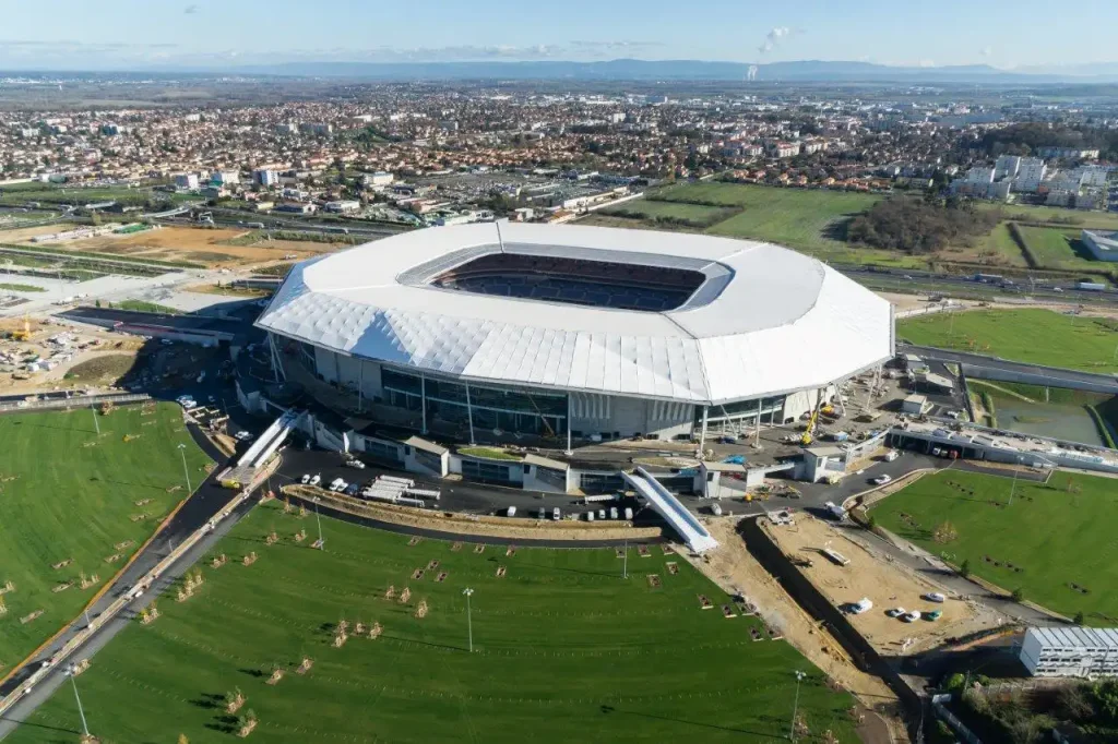 Couverture de stade en membrane PTFE tendue sur une grande portée