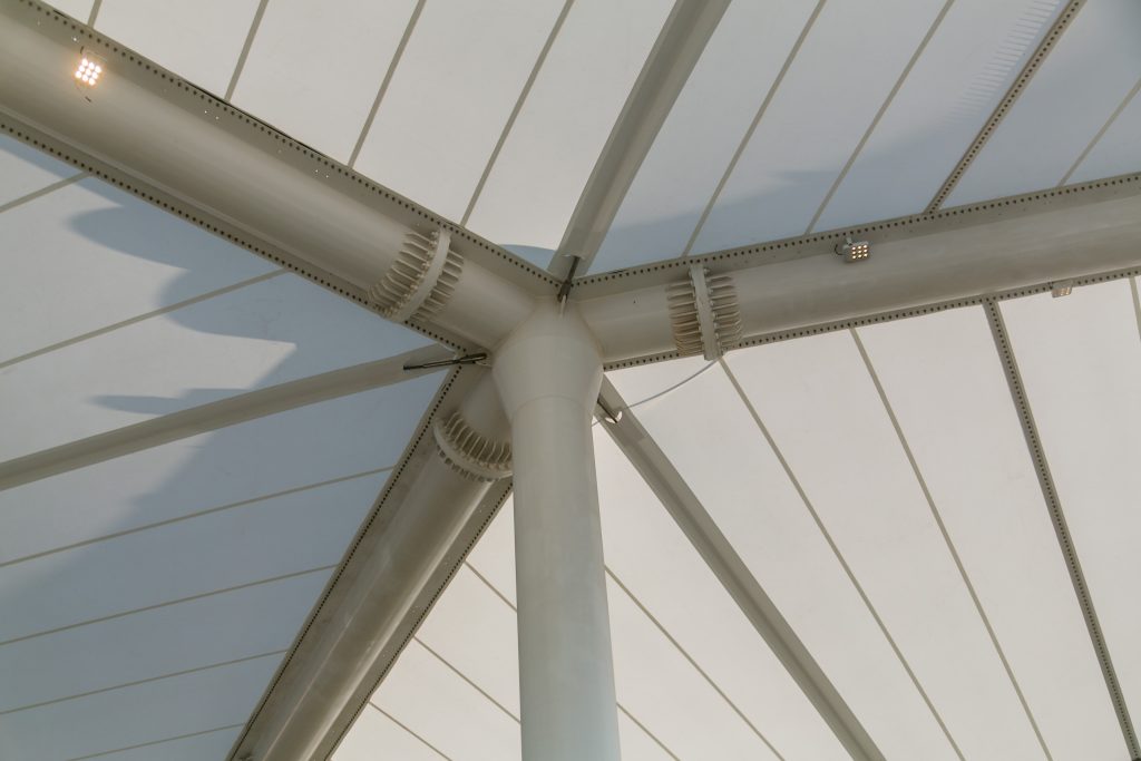 Détail d'une structure textile ACS : membrane tendue et charpente métallique