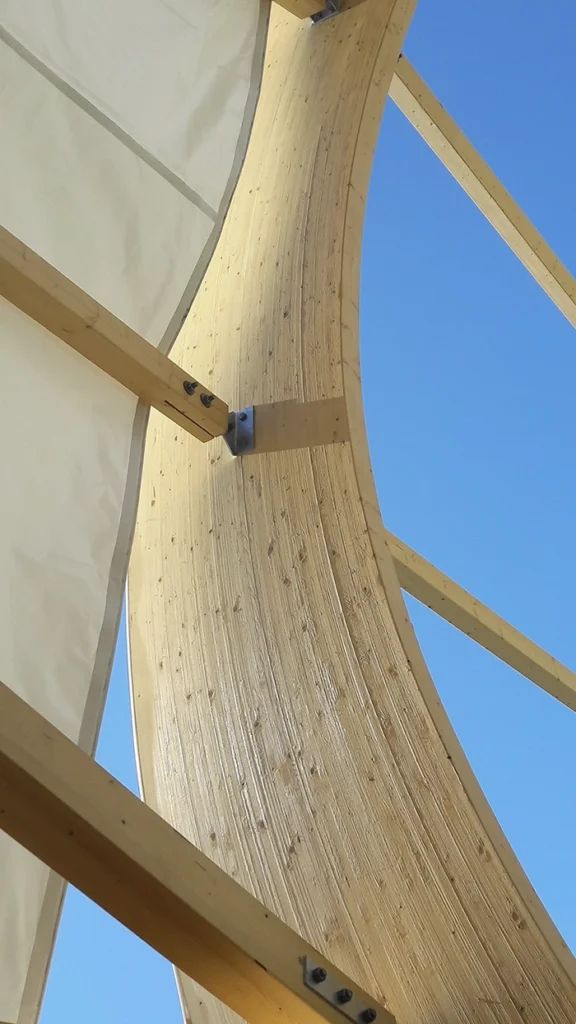 Détail d'une structure textile ACS : membrane tendue et jonction métallique