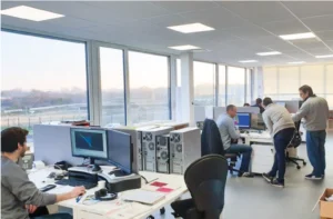 Bureau d'études ACS Production : ingénieurs et techniciens au travail