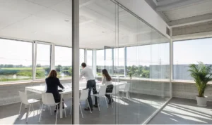 Réunion du service commercial ACS Production autour d'un projet, dans une salle vitrée