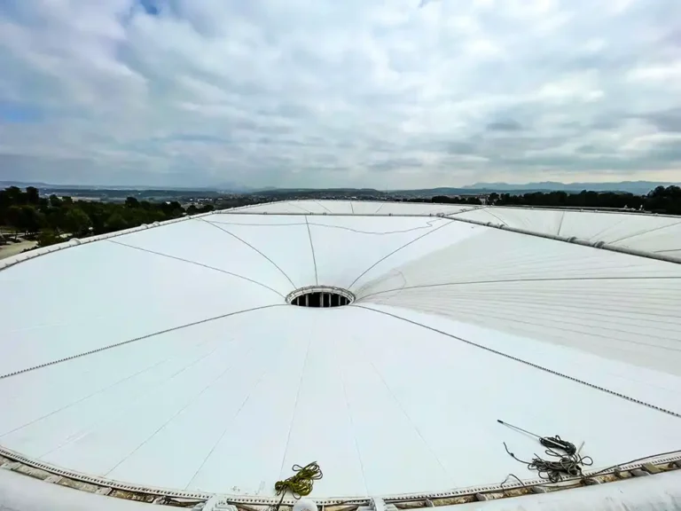 Nettoyage d’une toile tendue sur le site de The Camp par ACS Production