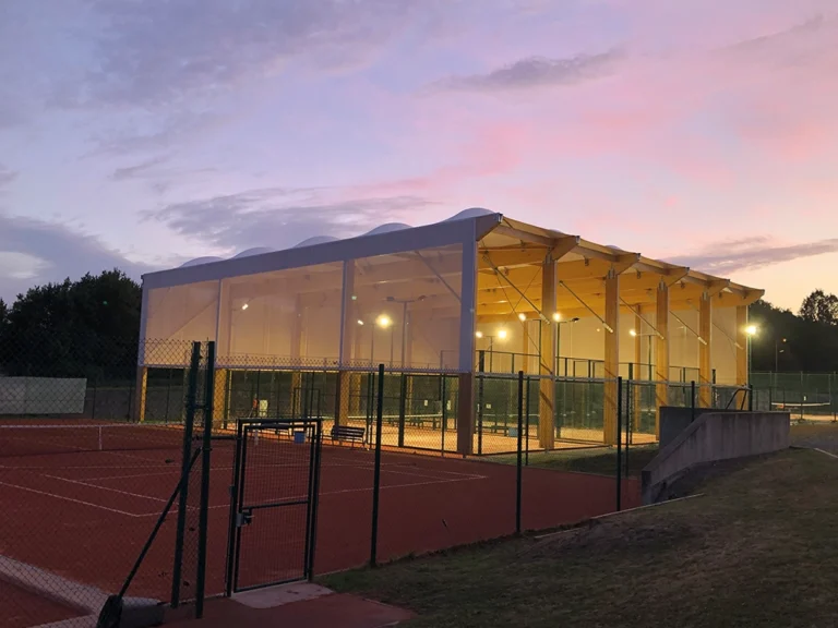 Terrain de padel abrité par une structure semi-ouverte en toile tendue