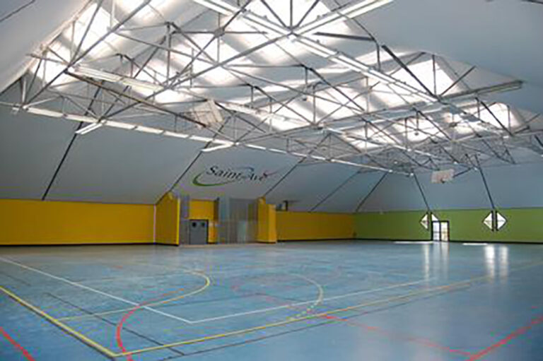 Salle de sport équipée d'un plafond tendu