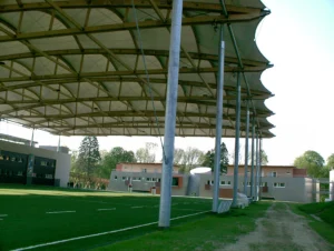 Préau en toile portée sur arcs au Centre national de rugby de Marcoussis