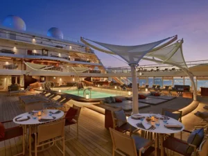 Piscine à bord d'un paquebot Seabourn Encore, abritée par une toile tendue ACS Production