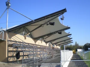 Couverture de tribune en toile tendue du stade des Rives du Thouet à Saumur