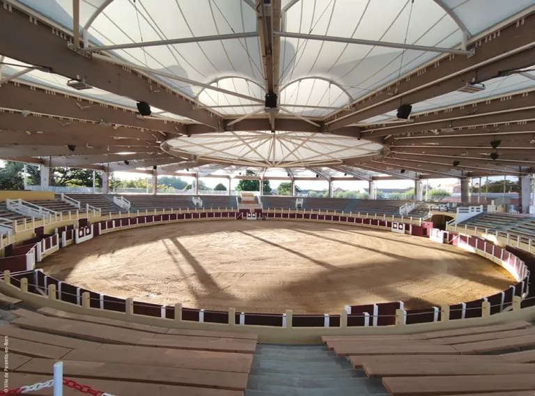 Arènes et gradins couverts d'une toile PVC pleine sur charpente bois