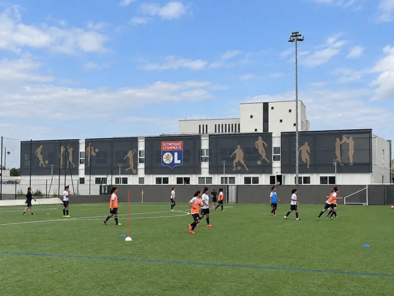 Façade textile du centre d'entraînement de l'OL