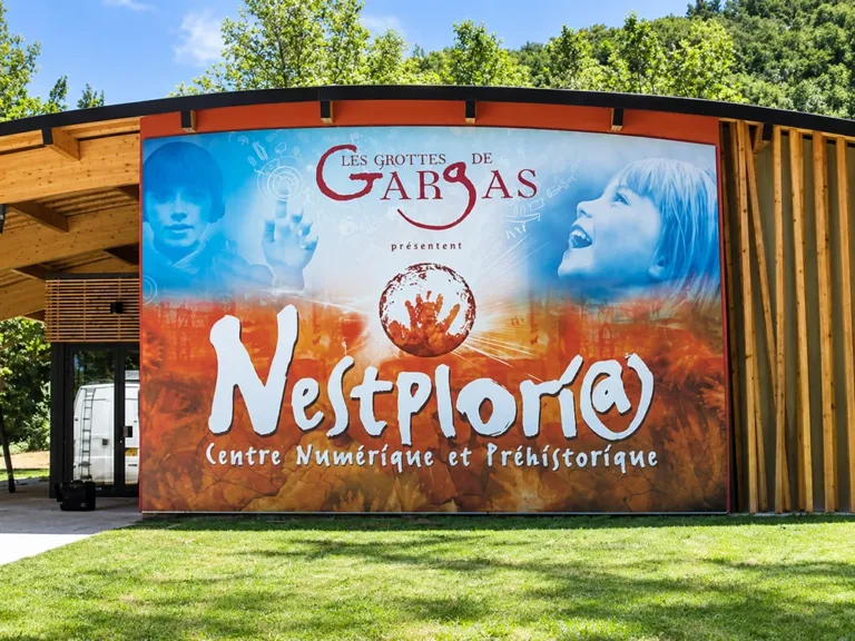 Façade du centre Nestploria habillée d'une impression grand format