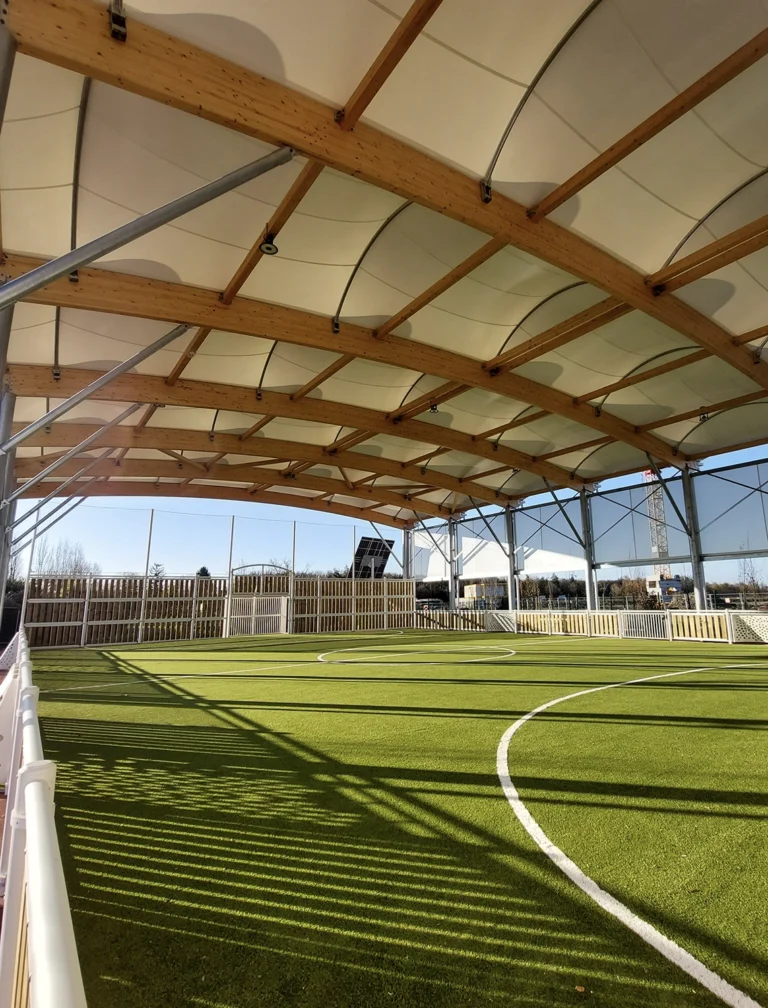 Terrain multisports abrité par une couverture textile ouverte