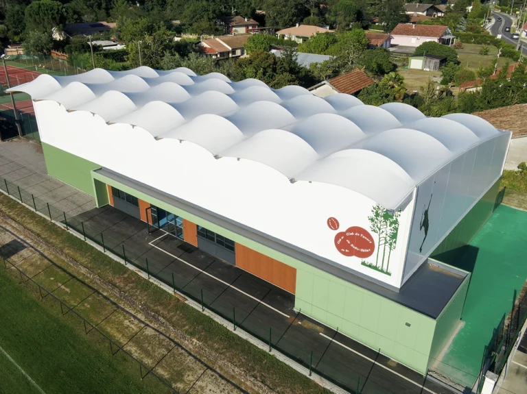 Halle sportive entièrement couverte par une toiture en toile tendue