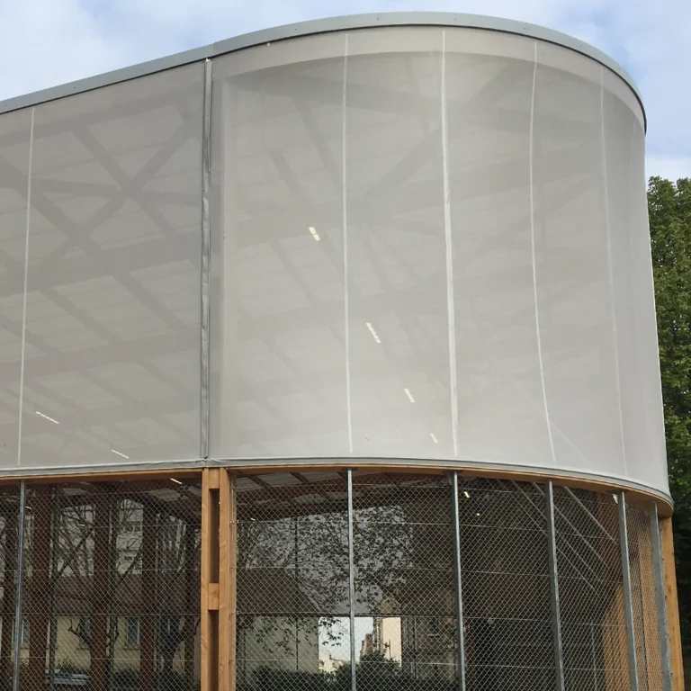Toile grille PVC ajourée en façade, réalisation ACS Production