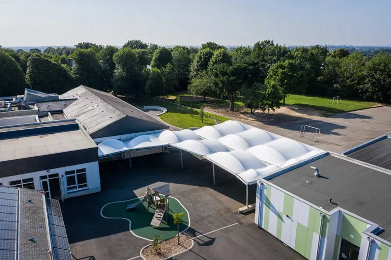 Préau d'école couvert d'une toile PVC pleine blanche