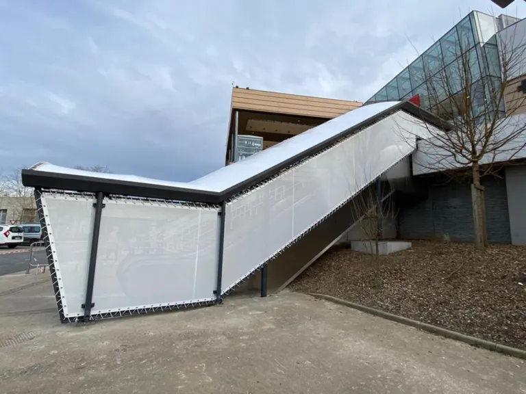 Coursive et escalier extérieurs couverts d’une toile tendue, centre commercial de Bayonne