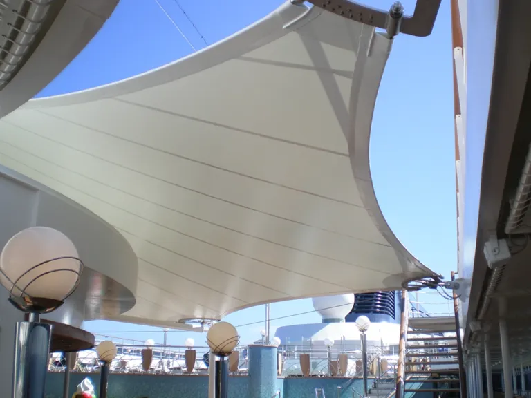 Voile d’ombrage en toile tendue sur le pont du paquebot MSC Poesia