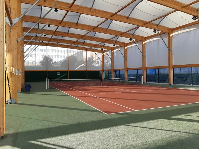 Court de tennis couvert d’une toile tendue sur charpente bois à Limay