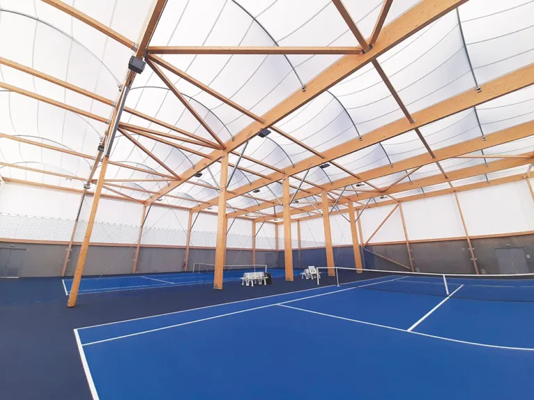 Terrain multisports couvert d'une toile PVC pleine blanche