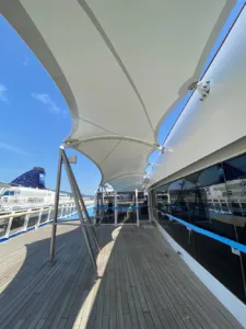 Auvent en toile tendue au-dessus d’une coursive sur le pont d’un navire de croisière